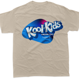 Voorkant van een beige t-shirt met korte mouwen, voorzien van een grafisch blauw en roze ontwerp daarbij staat de tekst Kool-Kids never die geschreven.