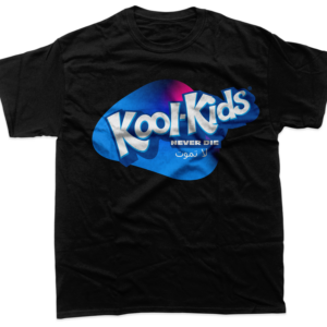 Voorkant van een zwart t-shirt met korte mouwen, voorzien van een grafisch blauw en roze ontwerp daarbij staat de tekst Kool-Kids never die geschreven.