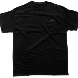 Voorkant van een zwart t-shirt met korte mouwen, met het logo van de Niteshop links op borsthoogte.